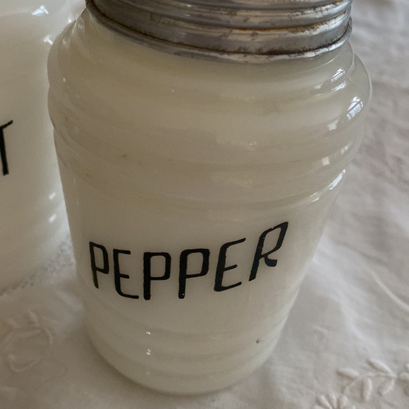 Vintage Salt ‘n Pepper Set - Picture 4 of 5